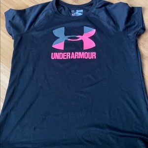 Under Armour Girls black and pink youth xl tee
